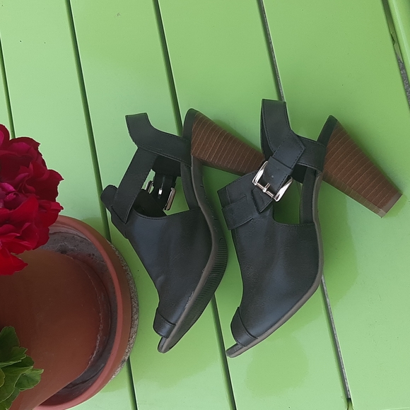 FIONI Clothing Shoes - Women's Fioni heels size 6.5